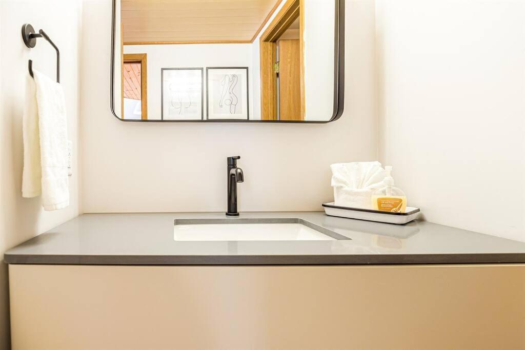 Peaceful 2-Bedroom Townhome Retreat W/Wooded View 갈레나 외부 사진