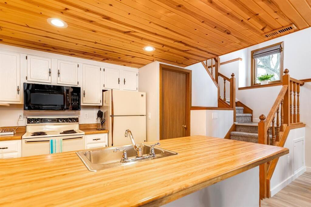 Peaceful 2-Bedroom Townhome Retreat W/Wooded View 갈레나 외부 사진