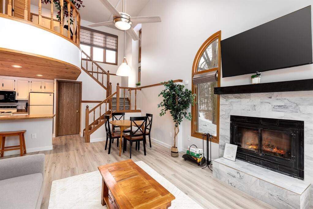 Peaceful 2-Bedroom Townhome Retreat W/Wooded View 갈레나 외부 사진