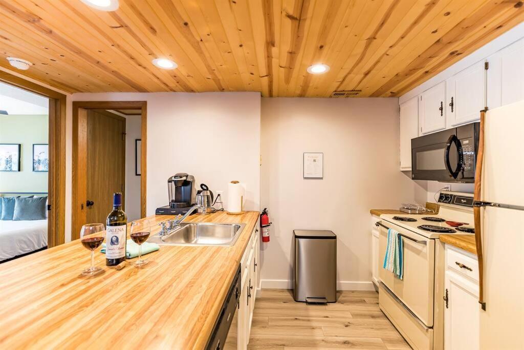 Peaceful 2-Bedroom Townhome Retreat W/Wooded View 갈레나 외부 사진