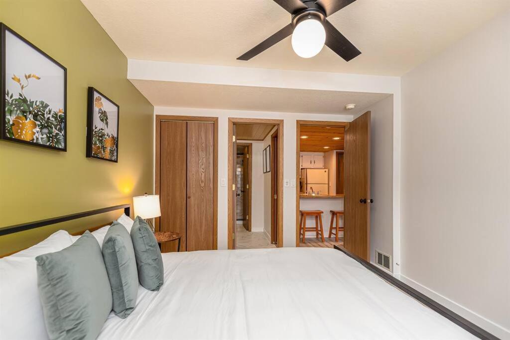Peaceful 2-Bedroom Townhome Retreat W/Wooded View 갈레나 외부 사진